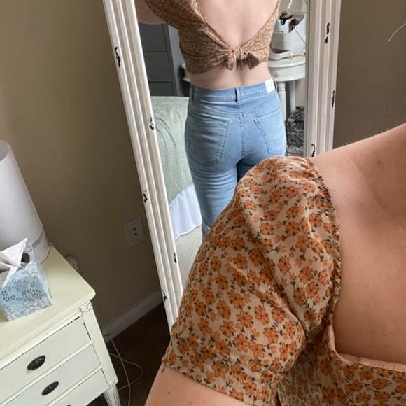 Lane 201 (Endless Blu) Cropped Tan Floral Top with Tie Back Large - Picture 2 of 6